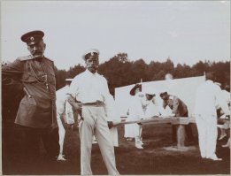 Однако есть источники, которые утверждаю, что на руке у него была наколка с драконом.