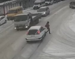 Смотрел покадрово. Тот самый случай, когда решили доли секунды и миллиметры. Вот реально. Водитель долбодятел, провтыкал ситуацию однозначно. Но школьнице надо учится крутить головой. Живее будет в будущем.