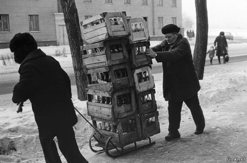 А почему в ностальгическое "былое" никогда не попадают такие советские фотографии?