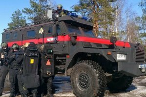 Зачем им этот неповоротливый, когда есть нормальные броневики и даже с пулеметами?