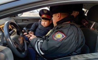 В эти дни все дети мечтают,  что все таки будет какое-то чудо. И я искренне рад что этот парень к ней чуточку приблизился с помощью взрослых. 
Прочитал комментарии ниже, один негатив - пацана и его родителей чуть ли не в преступники записали. Незаконное ношение форменной одежды, лишение родительских прав, национальная казахская одежда... Хочется спросить - вы дибилы????
Я могу только порадоваться, что наши полицейские отреагировали на это только положительно и поздравили парня с НГ, подарив ему подарки. Ведь это только укрепит его мечту.. 
"Его отец, Нурхан Сагиев, рассказал СМИ, что сын всю жизнь в восторге от полицейских и больше всего мечтает однажды поступить в академию МВД.
Вскоре новость о юном фанате дошла и до самих представителей правопорядка. Они решили исполнить мечту маленького энтузиаста, а заодно и поздравить с наступающим Новым Годом от имени главы МВД РК.
Так Нурислам провел самый, пожалуй, яркий день в своей жизни: он стал гостем департамента полиции Алматы, музей полиции и центр оперативного управления.
Мальчику с радостью показали, как работают настоящие стражи порядка, дали возможность задать все интересующие вопросы. Когда Нурислам признался, что мечтает увидеть изнутри патрульную машину - ему не смогли отказать и провели для юного "полисмена" спецэкскурсию"