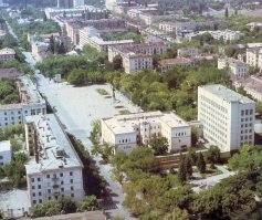 Я когда маленькая была, не понимала, почему нас, русских, в Грозном больше, чем чеченцев и ингушей. Во время ВОВ многие чеченцы уклонялись от службы, но последней каплей терпения Сталина стало известие, что они приготовили белоснежную бурку для Гитлера. Так в 1944 началась операция «Чечевица». В 2 часа ночи НКВД заходили в дома и всех без разбора, мужчин, женщин, стариков и детей, сажали в товарные вагоны и депортировали в Казахстан. Всего было изгнано около 500 000 человек, по пути умерло более тысячи, был февраль месяц на дворе. Вот вам и ответ, почему они нас так ненавидят. Это как с Германией, прошло 74 года, а внутри каждого из нас осадочек-то остался. 
В 92-м мы продали 3 квартиры за копейки, денег хватило только на халупу в Краснодарском крае. Первое время есть вообще нечего было, ночью на помойке промерзлую черную картошку собирали. Мама после супа кастрюлю не мыла, потому что на стенках оставался хоть какой-то жирок, и можно было приготовить еще одну порцию. Сейчас все это кажется дичью. 
Мне понравилась фраза мужчины из выпуска «Орел и решка: Грозный», который говорил, что Грозный уже не тот, что был раньше, все интеллигентные чеченцы уехали в начале 90-х, сейчас по улицам ходит дикий сброд, спустившиеся с аулов. 
Мои родственники общаются со многими бывшими грозненцами, но ни один знакомый русский не вернулся обратно. Более того, большинство категорично относятся к просто посещению города в качестве туриста. Это уже не наш город, это лезгинка на костях.