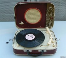 Да её кто только не исполнял. Но вот Поющие гитары зацепили. Даже помню на чём её слушал.