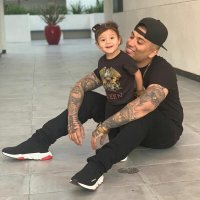 За футболку с любимой группой отдельный плюс)