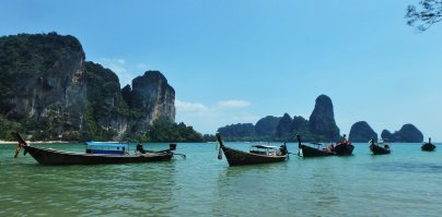 Очень люблю Пукет .. был много раз , и жил там около года ,без выедно . 
Но когда прилетел в провинцию КРАБИ,   то  Пукет  ( по своей природе ) проигрывает . 
Теперь Только    в Краби .
Вода Конечно Лучше и чище  на Пукете !!!