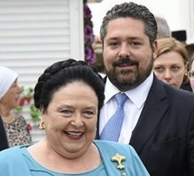 Романовы - российская царская/императоркая династия. Правила Россией/Российской империей много веков. Нынешний представитель дома Романовых - Великая Княгиня Мария Владимировна Мухосранская и ее сын Наследник-Цесаревич Гоги.