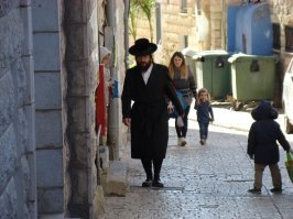 Да, азиатов в Израиле очень много. 
Но, кстати, евреев тоже полным-полно. ))