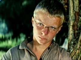 В первой части они реально дети, выглядели как раз на свой возраст