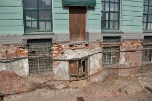 А это вообще ни в какие ворота не лезет, люди ходили в дверь, которая ниже, потом этот "проклятый бес культурный слой" засыпал ее, и решили, а давай дверь выше сделаем, и будем жить на втором этаже, Ой или на первом? Да какая разница, на первом на втором, на третьем