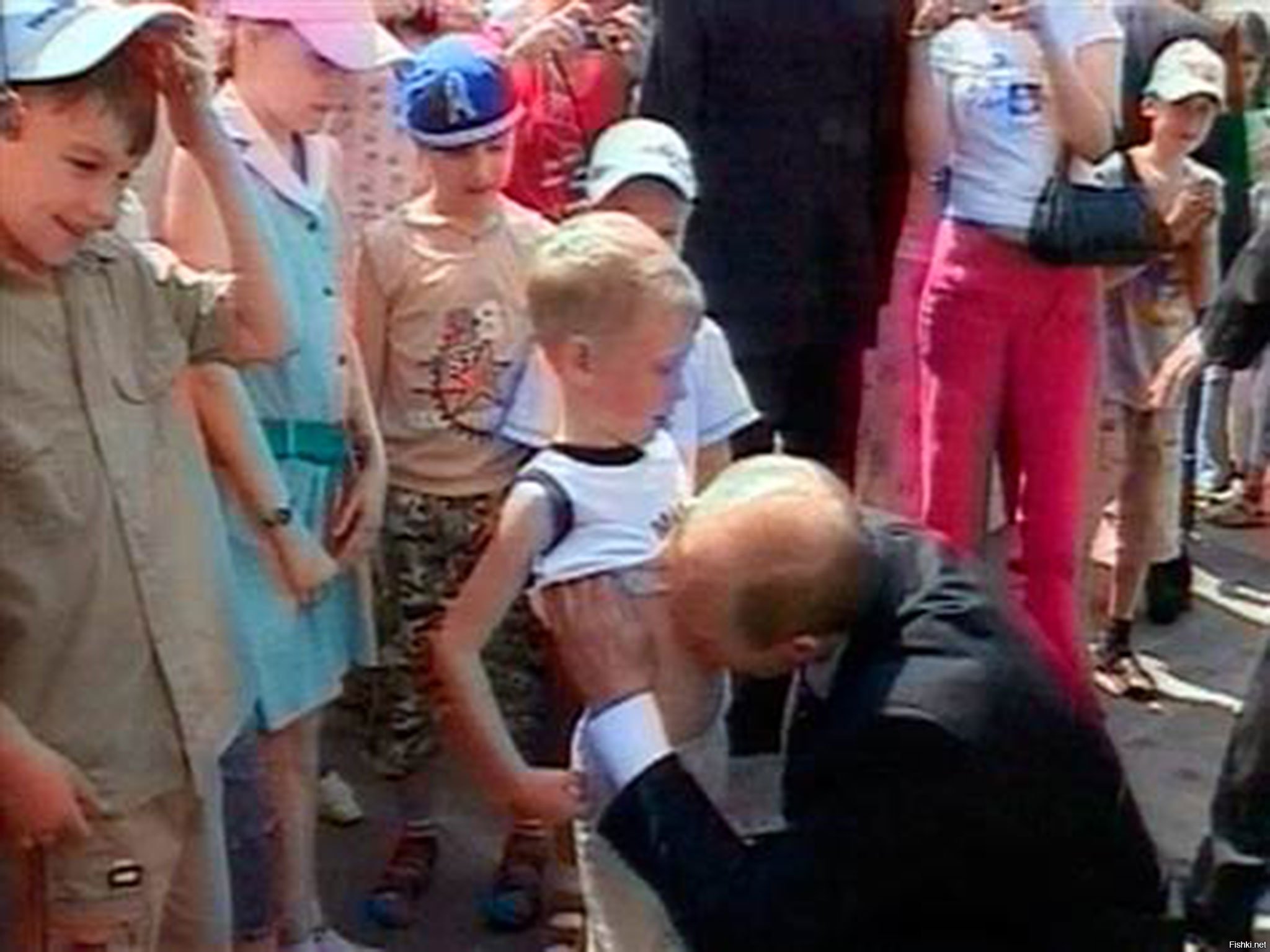 Владимир Путин целует мальчика в живот