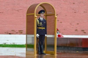 Шикарные штаны! Я носил в курсантские годы. Почётный караул до сих пор использует, хоть и не такие широкие.