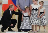 все терраны одинаковы. вот очередной бьет невинное дитя в челюсть