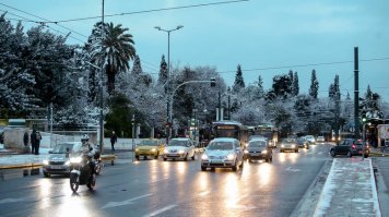 А нас тоже замело. Редко, раз в 4-5 лет, но и в Афинах идет снег.