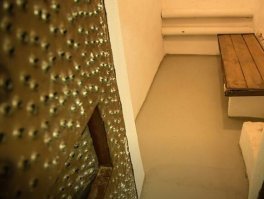 Это плюс. Просто и эффективно.
Ни одному арестанту не придёт в голову колотить по двери.
