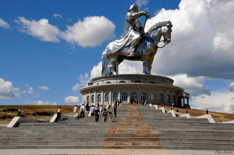 Монголы настолько в курсе, что там каждый первый считает себя прямым потомком Чингисхана. А памятник Чингисхану в Цонжин-Болдоге является самой большой конной статуей в мире. 40 метров без постамента.