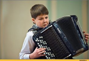 Автор забыл выложить свое фото.
И своих коллег.