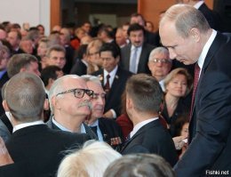 Особенно "творческая интеллигенция" усердствует, причем - шедеврально:
это надо же одним взглядом вылизать всё!