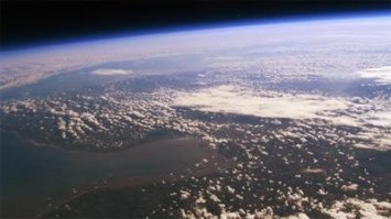 Господа, одно но. Атмосферное давление на поверхности Марса - 4мм ртутного столба. Это, как на высоте 35 км над Землёй. Небо на такой высоте бывает только одного цвета - чёрного. Именно такого цвета должно быть небо над Марсом, вне зависимости от погоды и от времени суток. Остальное - подкраска.