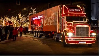 такой и в Штатах денег серьёзных стоит, и не вдруг найдёшь, в РФ их в лучшем случае пара штук есть.самый новогодний автомобиль - Кока Коловские грузовики