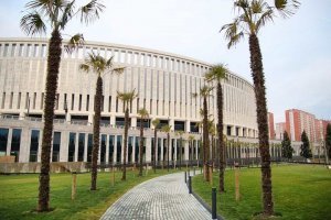 Если для Москвы это аномалия, то для Юга вполне нормальное явление, не знаю может мы привыкли без снега, т.к за последние лет 5 он шел то пару раз, а про "лежать" и речи нет... но никто не сокрушается по поводу его отсутствия, даже наоборот нафиг не нужен, ибо если выпадет ложка снега, то город практически становится по причине изобилия летней резины, потому как зимнюю ставят считанные единицы. Вот такая зима в Краснодаре уже много лет подряд