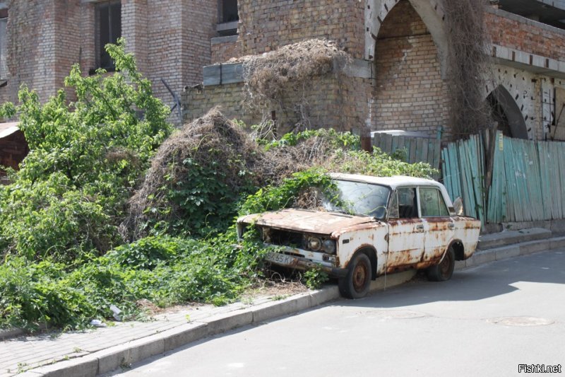 Что там такого необычного, что нужно фотошопить? Обычная старая гнилая тачка. Снято в Севастополе, как я понял. Поэтому такая буйная южная растительность.