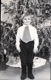 Отгадайте как назывался мой костюм?
Не ломайте голову, все мальчики в группе были в костюме снегирей.
Галстук был ярко красного цвета.))