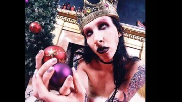 Это Мэрлин Мэнсон и это рождество. И многие картинки рождественские а не новогодние.
Картинки кликабельны.