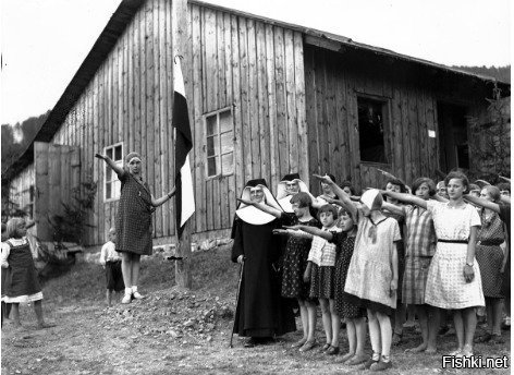 На фото 1930-е гг. изображен католический женский лагерь в Макув-Подхаляньски, Польша.

Польша стала первой страной, заключившей пакт о ненападении с гитлеровской Германией. 

Польша всерьез собиралась воевать против СССР плечом к плечу с Вермахтом.

Все что надо знать о Польше как "союзнике" СССР....