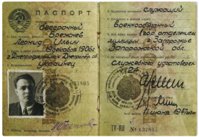 Что касаемо Хрущёва:"Когда чекисты копнули под Хрущева, выяснилось, что в родной деревне Калиновке давно не секрет, что отцом Никиты Сергеевича был богатый польский помещик Александр Гасвицкий, у которого домохозяйкой работала мама Хрущева. Именно он отправил его с рекомендацией в Юзовку, к своему другу, промышленнику Киршу."
Ну и незабвенный: