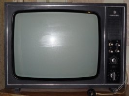 Тот телевизор что мне школьнику отдали до этого год в гараже стоял за ненадобностью.
Какие деньги на ручку, вы что??
Я был рад что мне денди подарили.
А по поводу витязя-смотрим фото находим 10 отличий:
Кстати рекорд-312в назывался. Сейчас в процессе поиска нашел