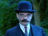 отличный сериал и хороший пост. 

Вот только у агаты кисти  пуаро был более комедийным, нелепым персонажем, все его штрихи в одежде, поведении, усы и прочее были прописаны со снобизмом жителя ИМПЕРИИ к захудалым континентальной европеишкам. Каждая деталь должна была вызывать насмешки над персонажем. Усы, кстати, описывались как нелепо большие и пышные, настолько я помню. 
Создателям сериала удалось создать строгий, стильный в то же время очень милыи и душевный образ