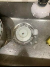 Можно попробовать вантузом в ближайшем унитазе на этом же стояке почвакать. Главное, что-бы в это время было кому ловить это блюдце.