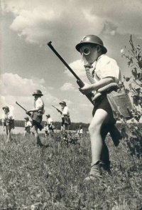 Это совсем не 1960 год... Это явно довоенная фотография...