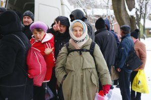 Был проездом в Прибалтике. Рига, Таллин, Нарва... видел очереди за бесплатным супом. Оказалось у них для обычных нуждающихся дают бесплатный суп (как правило без мяса), а для нуждающихся со справкой (у них людям в качестве поддержки выдают справки - "Нищий" с этой справкой можно легально просить милостыню и на пунктах где выдают суп, получать еще и кашу от НЕГОСУДАРСТВЕННЫХ благотворительных организациях.

В Нарве, вообще люди часами стоят в очередях через погранпункт в Россию за едой, обратно идут через мост с макаронами, консервами. Спросил их "у вас-же там зарплаты по 2-3 тыс.евро?" -  Ругаются и говорять что все это ложь.
Фото с очередями за едой в Риге, Таллине и Нарве.