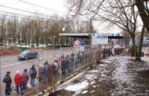 Был проездом в Прибалтике. Рига, Таллин, Нарва... видел очереди за бесплатным супом. Оказалось у них для обычных нуждающихся дают бесплатный суп (как правило без мяса), а для нуждающихся со справкой (у них людям в качестве поддержки выдают справки - "Нищий" с этой справкой можно легально просить милостыню и на пунктах где выдают суп, получать еще и кашу от НЕГОСУДАРСТВЕННЫХ благотворительных организациях.

В Нарве, вообще люди часами стоят в очередях через погранпункт в Россию за едой, обратно идут через мост с макаронами, консервами. Спросил их "у вас-же там зарплаты по 2-3 тыс.евро?" -  Ругаются и говорять что все это ложь.
Фото с очередями за едой в Риге, Таллине и Нарве.