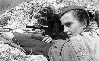 Ну кстати на фото абсолютно правильно показано, снайперы из женщин хорошие получаются. Вот Людмила Павличенко, например, 309 фрицев положила.