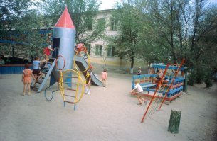 Какие-то все нежные и хрупкие дети стали получатся, я был в советском детском садике, там вот такие площадки были как на фото( скачал первое что более похоже). И ни чего все живи здоровы и закаленные, если ребёнок ушибётся это нормально, это свойственно ребенку и держать его в стеклянном куполе отграничивать от внешнего мира чтоб он синяк не получил глупо, он будет замкнутым и только у вашей жопы тереться. За ребенком следить надо , но не перегибайте палку, ребенок так учиться получив синяк что туда больше лезть не стоит.