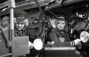 Отгоните проститутку от автомобиля ! 
И бандершу забаньте . 
У вашей мляди даже фара не горит !!!!!!!!!!!