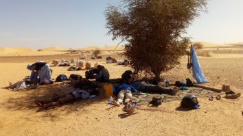 мы пешком пересекли Сахару по Мавритании в 2018 году... В найденных колодцах вода была не глубже 3-4 метров...