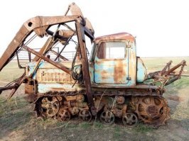 В детстве вот такого "динозавра" видел. В глубоком подмосковье уголь грузил на станции, спереди ещё лопата здоровая была.