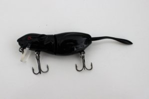 они часто плавают. есть даже снасть рыболовная на щуку - искуственная мышь.