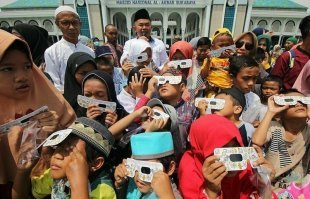 Мне кто-то откроет секрет,зачем малому,внизу слева,закрывать тот глаз которым он смотрит?:)