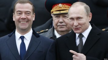 нашли чем обмениваться - открыткой! 
берите выше господа, троном надо 50 лет подряд обмениваться