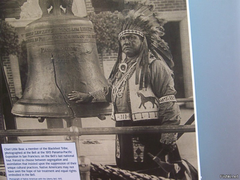 Вождь Медвежонок у филадельфийского Колокола Свободы. 1915 год. Внимание на нарукавную повязку