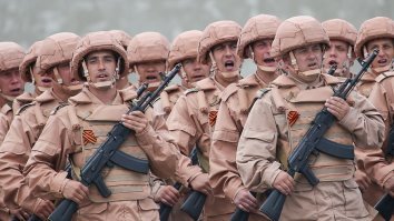 И что выше-ниже?

Мы обсуждаем камуфляж. Российский слишком мелкий и тёмный - солдат на поле боя виден издалека как цельная фигура, может для Сибири он подходит, но в нашем регионе нет. Украинский камуфляж светлее, рисунок крупнее, маскирует лучше.

Самое смешное, это когда часть вдв в Новороссийске одели в розовую "сирийскую" форму.  Вот они уж на фоне зелени действительно как прыщ на попе выглядели