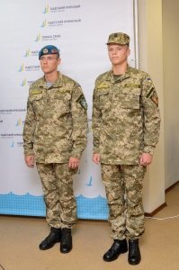 Серый нейтральный цвет плохо различается глазом. К тому же опыт войны на Донбассе показал что российская "тайга", слишком тёмная для южных регионов. Человек выделяется тёмным пятном на фоне растительности.

Кстати, до недавних пор у них был такой "дубок", помню его ещё по российской  армии, был у многих офицеров, считался крутым. Во всяком случае качество было лучше стоковой формы