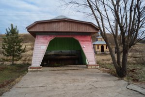 Вот тебе пример того, что и у нас можно встретить свободно льющуюся родниковую воду. Если интересно, могу подкинуть координаты, сам сможешь убедиться 
 Про орбщественные бани - даже в Москве цены начинаются от 200р за час, не в Москве - в разЫ дешевле, например, в знакомой деревне 2 раза в неделю для местных баня бесплатна, для неместных 50р в час (но начинают топить от 500р)