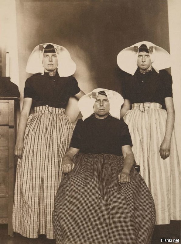 Голландские женщины в традиционных головных уборах, 
иммиграционный центр на острове Эллис Нью-Йорк