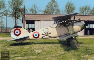 Причем тут Фоккер? Albatros D.III никокого отношения к фирме Фоккер не имеет! Из вики - Разработчик Albatros Flugzeugwerke, Главный конструктор Роберт Телен, Эксплуатанты 
  Имперские военно-воздушные силы Германии
  Военно-воздушные силы Австро-Венгрии