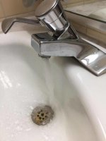 Вот такое действительно бесит.

Правда, когда мыл руки у одной знакомой (у неё в ванной на умывальнике такой же кран), говорю: "Зачем такой поставила, под ним даже руки нормально не помоешь". Ответ меня изрядно удивил: "Да ладно, нормально, я под ним даже голову мою".